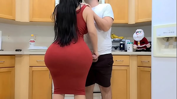 Se coje a su madrastra culona en la cocina